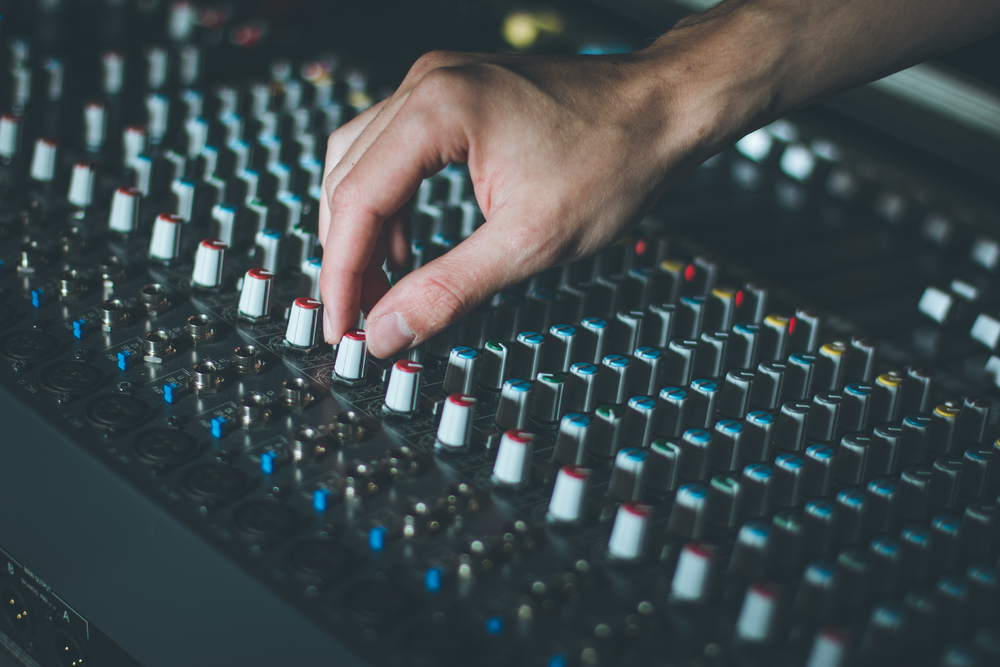 錄音室調音臺的專業音樂制作與攝影服務